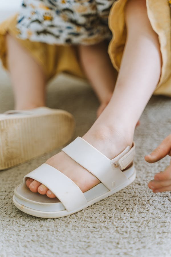 Sandales fille : 60% de réduction sur le style cet été !